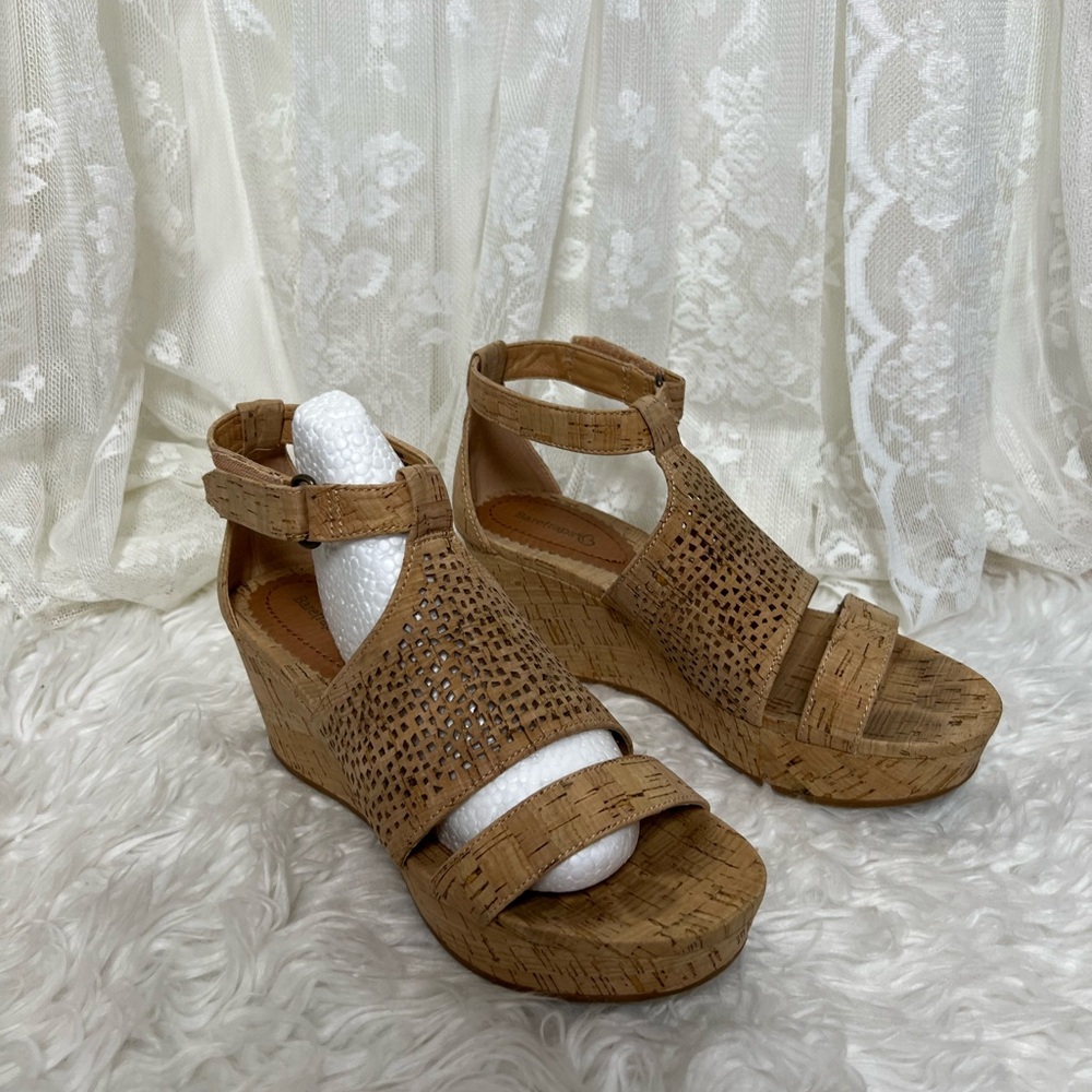 “Baretraps” Women's (8.5) Tan Wedge/Strapy Sandals Pre-Wore